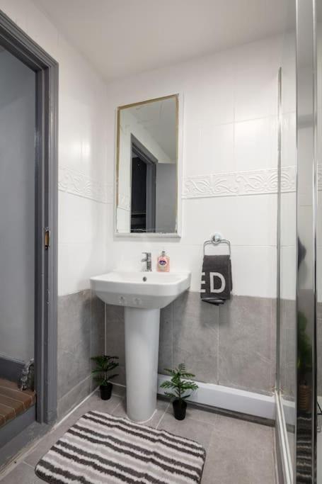 2A - Bright & Airy 2 Bed Flat - 20 Mins To Central Лондон Экстерьер фото